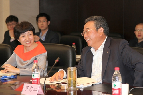 集团党组纪检组长,总法律顾问罗东江出席会议,与140多名来自各二级